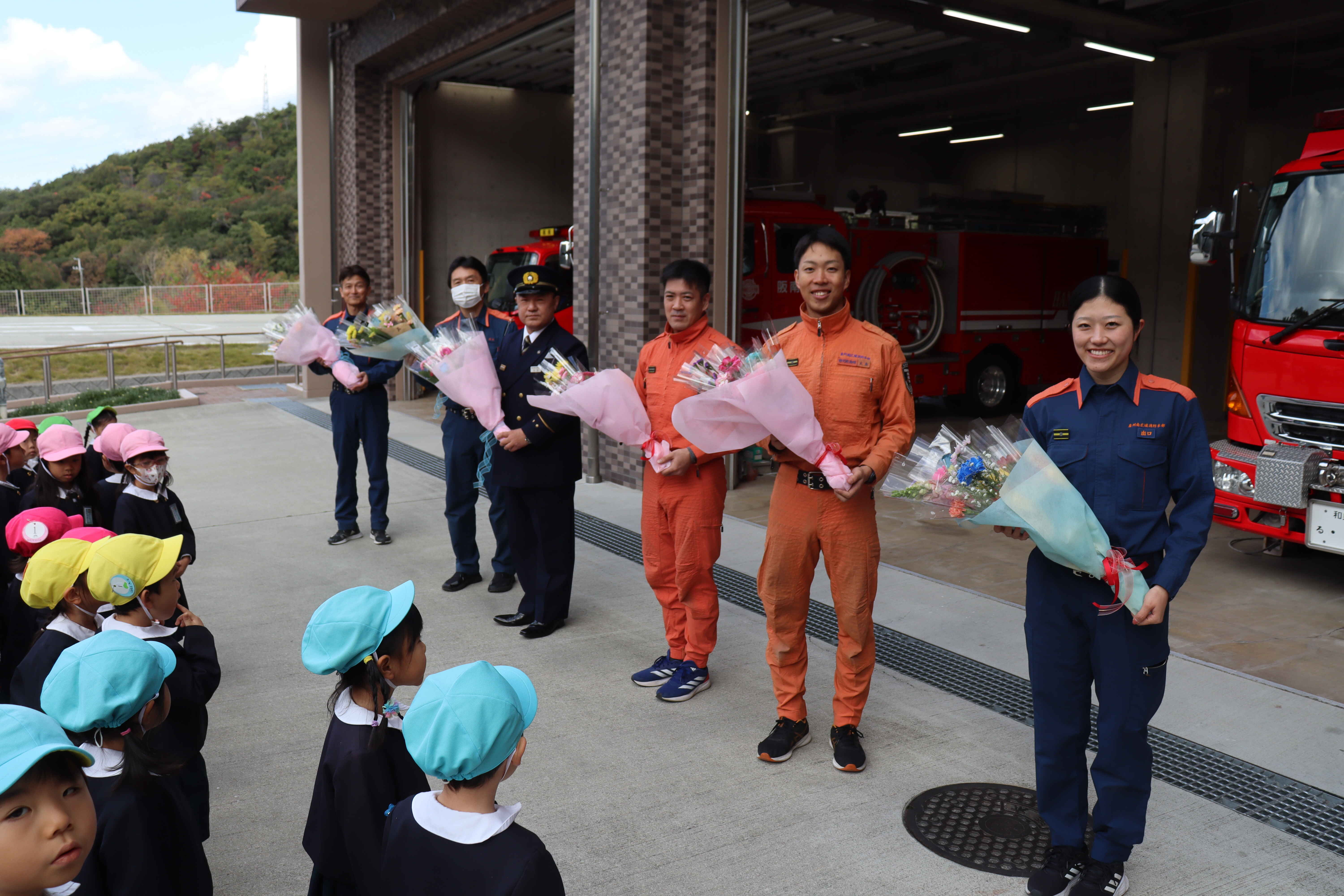 桃の木台幼稚園とさつき台幼稚園の園児から阪南消防署員に勤労感謝の花束贈呈が行われました。