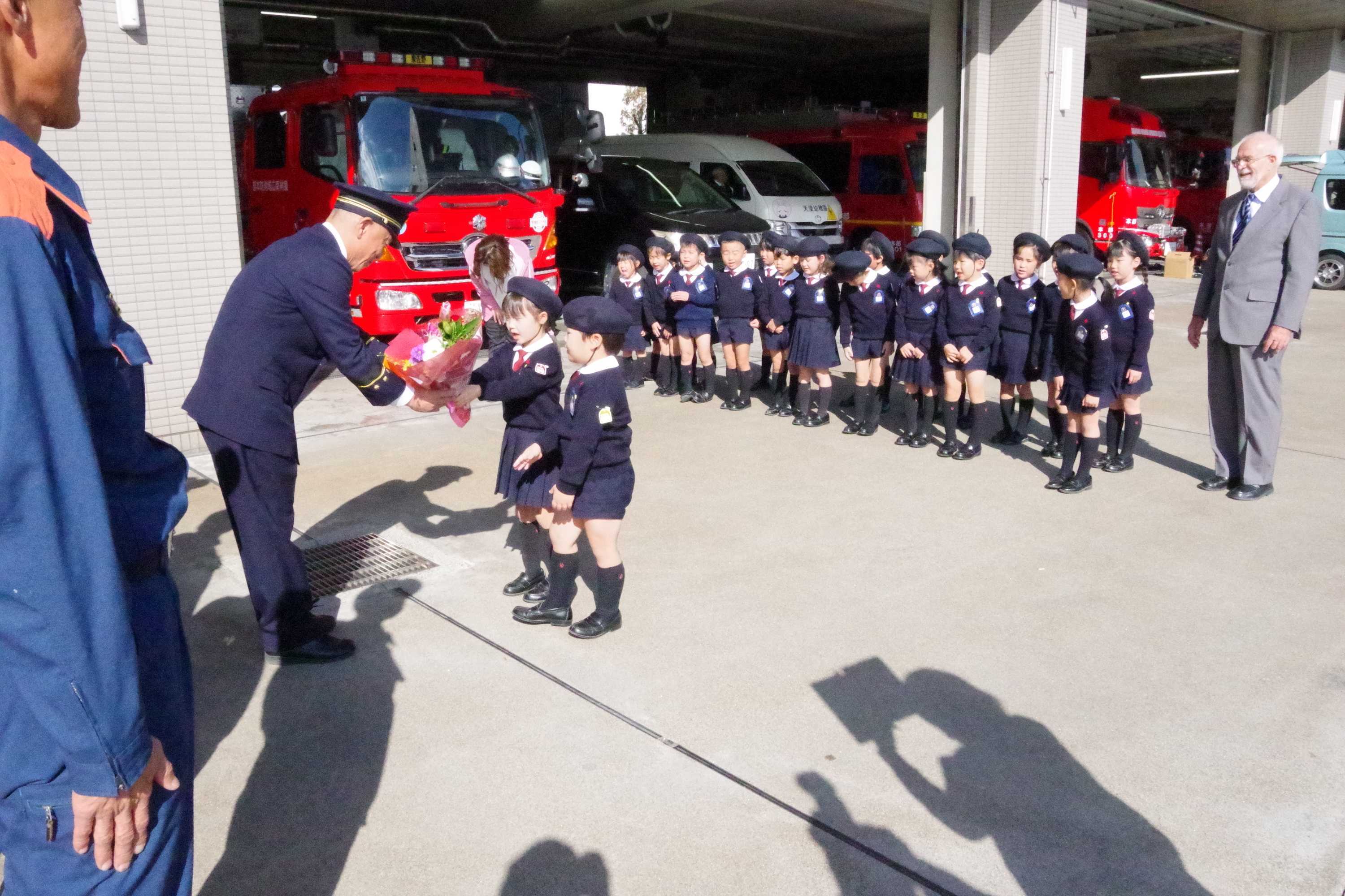 泉佐野消防署にカトリック天使幼稚園より勤労感謝の花束をいただきました🌸