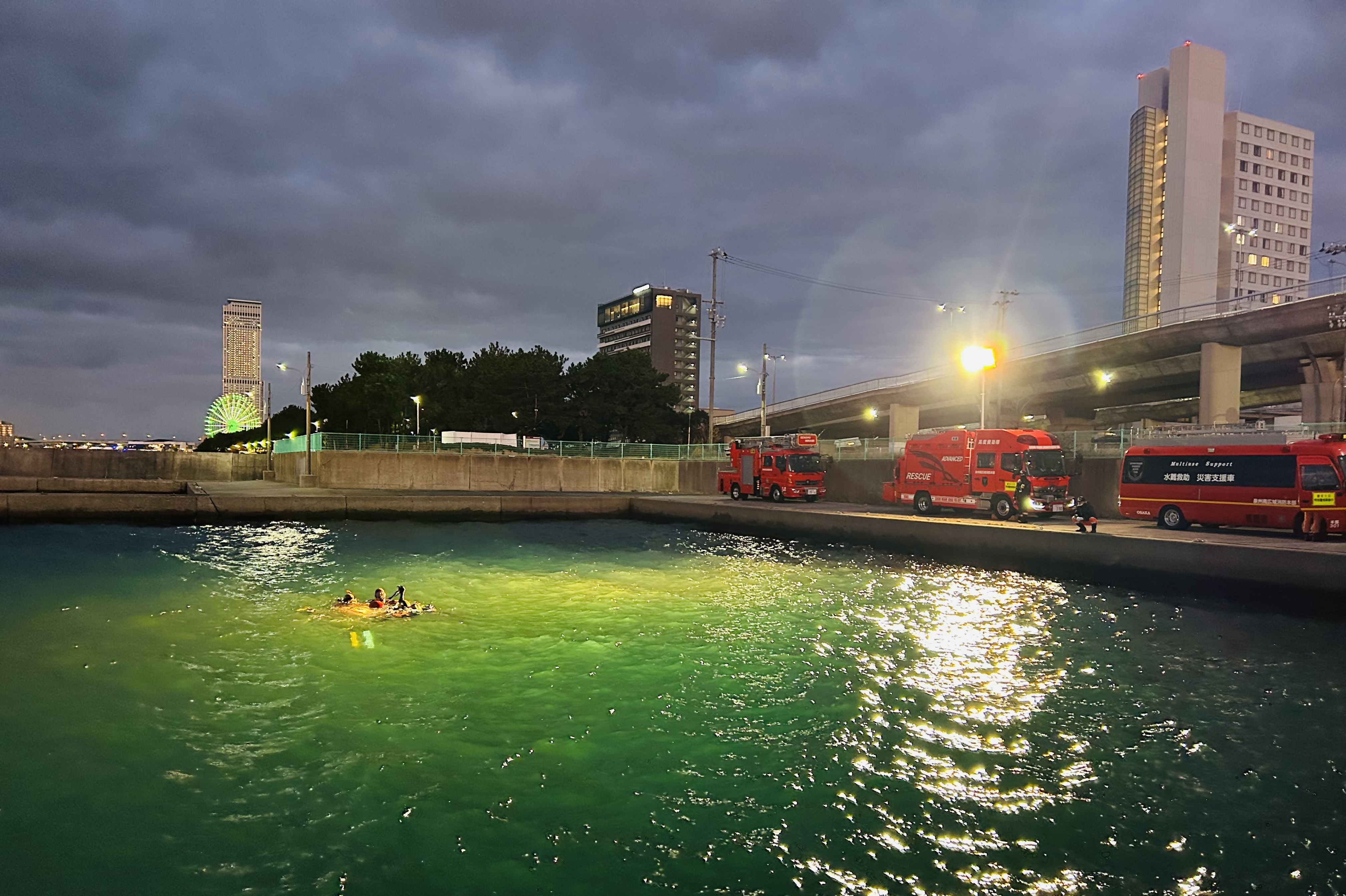 訓練中に救助工作車の照明を使用した様子