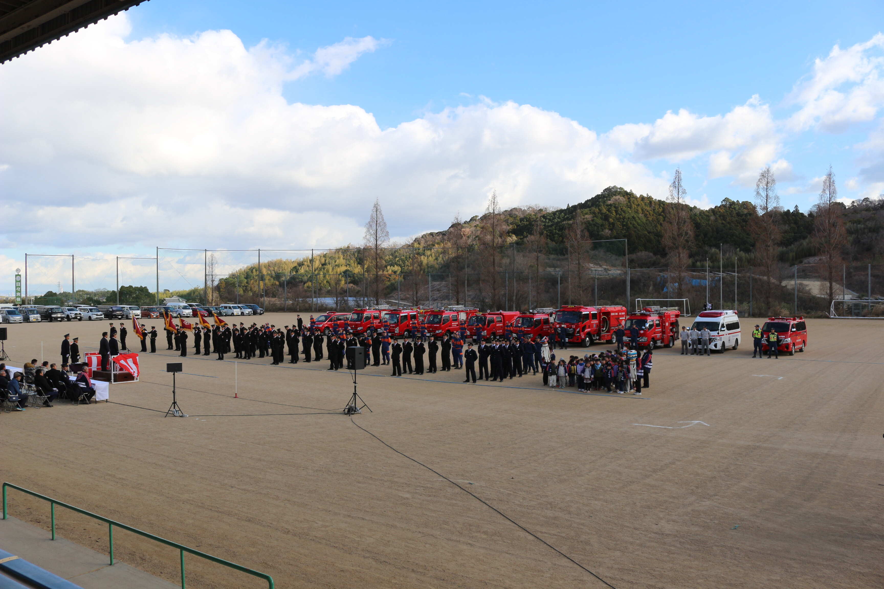 【車両部隊　徒歩部隊　整列】