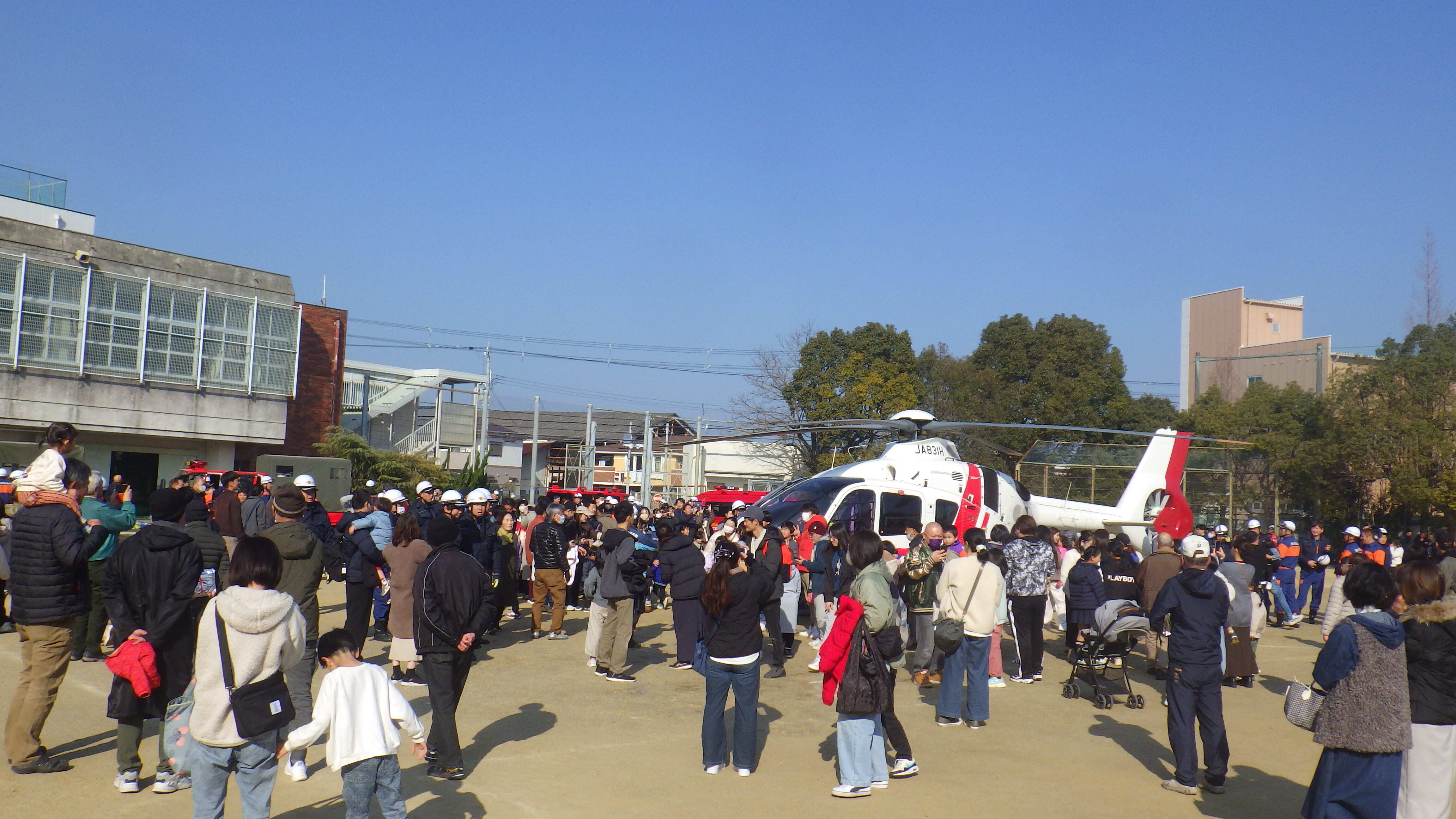 08 訓練終了後 市民とのふれあい.JPG