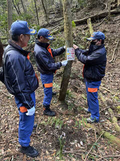 防火標識を交換する様子