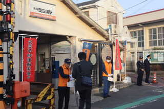 ポケットティッシュを配布している様子