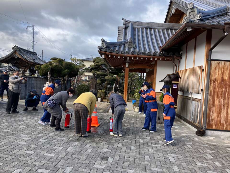 女性消防団消火器A.jpg