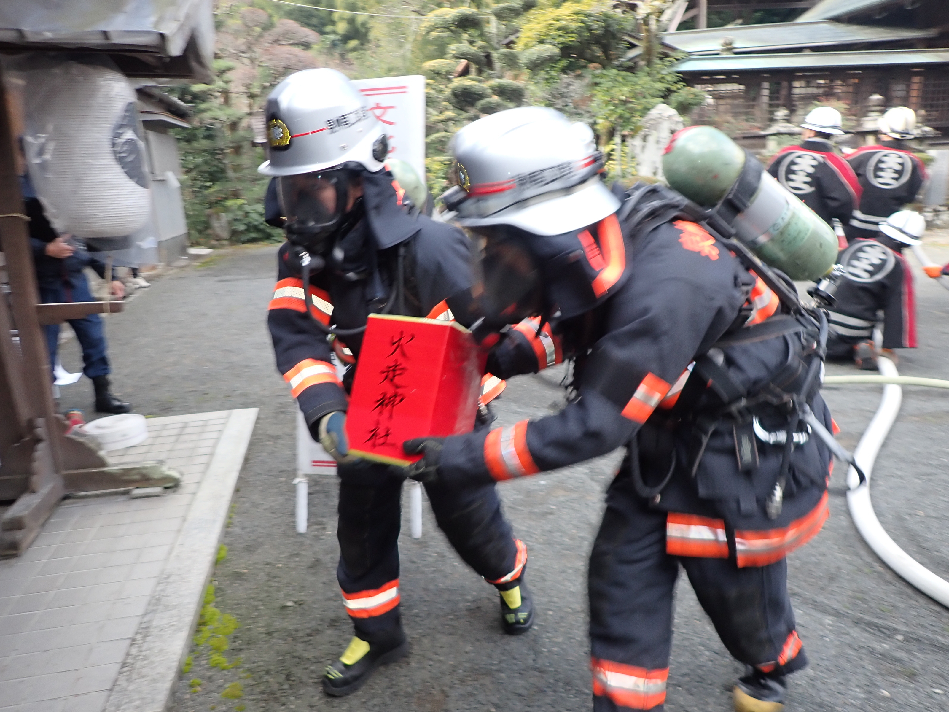 消防隊による重要物品の搬出訓練