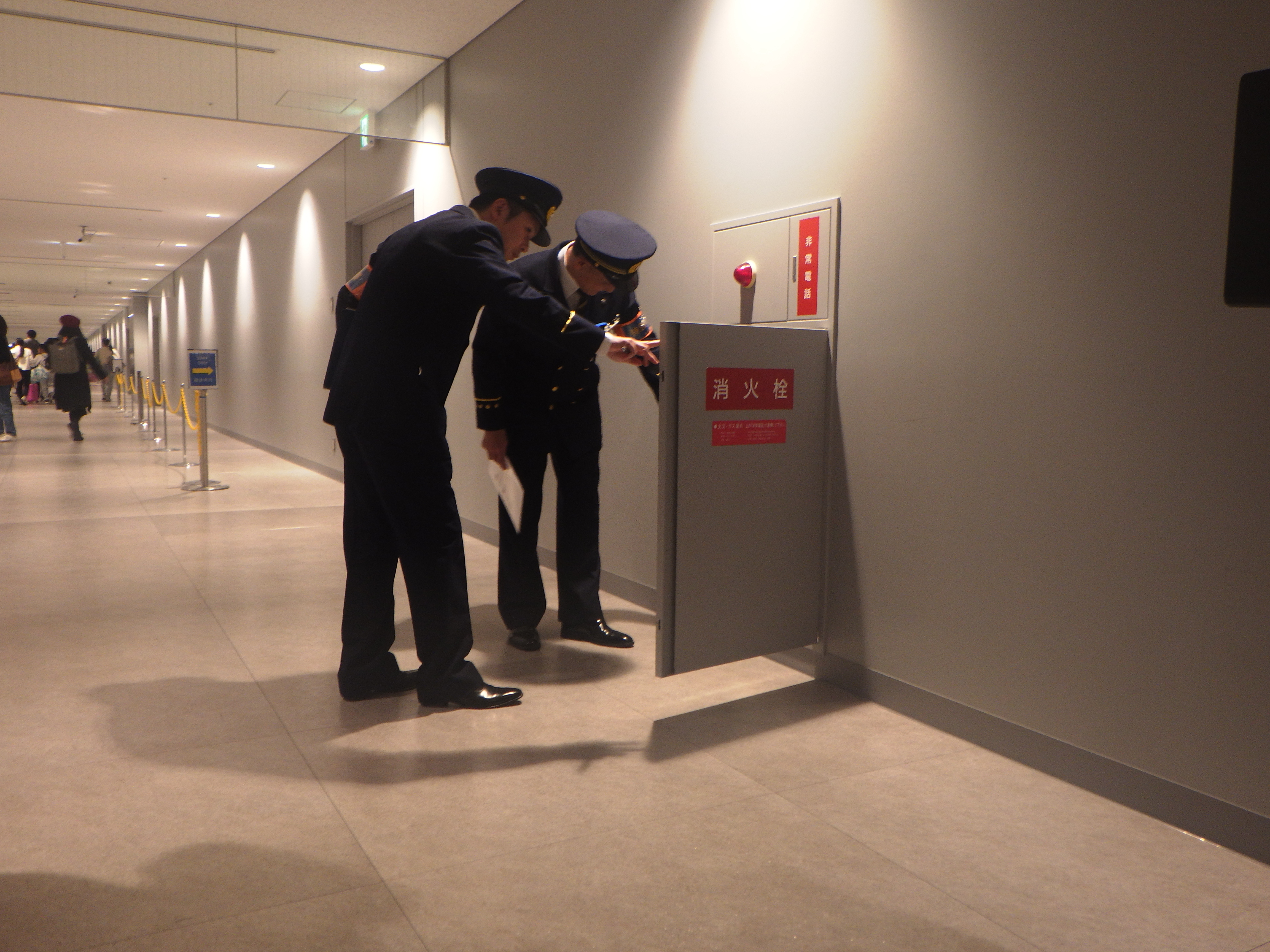 屋内消火栓設備の確認風景